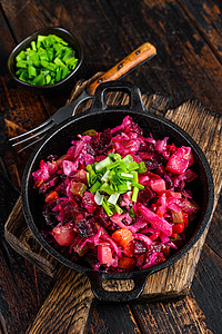 俄罗斯甜菜根蔬菜沙拉香肠在锅中 Wooden 背景 最佳视图紫色午餐美食黄瓜洋葱食物盘子饮食土豆烹饪图片