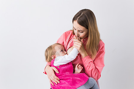 母亲和儿童概念白色背景下的母亲和婴儿哺乳期女儿新生妈妈护理幸福父母牛奶灵敏度情怀食物图片