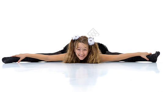 女孩坐在地板上 双腿四肢相隔乐趣体操训练衣服孩子微笑演员活动女性头发图片