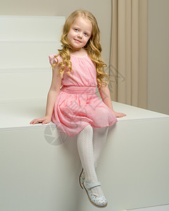 美丽的小女孩坐在白色的楼梯上 笑声工作室乐趣裙子粉色阁楼女性快乐教育享受孩子图片