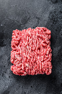 Raw 薄粉牛肉 地肉 黑色背景 顶端视图香料厨房猪肉红色迷迭香地面食物羊肉胡椒烹饪图片
