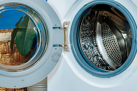 浴室的洗衣机贴近了旋转洗涤卫生器具车削技术工作金属圆圈洗衣店图片