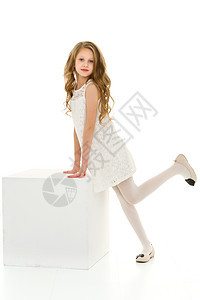 白衣美女 站在立方体上倾斜女性冒充魅力弯曲女孩裙子金发姿势青春期膝盖图片