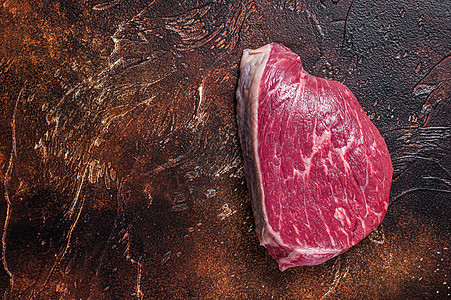 Raw Ramp 牛肉切肉或屠宰桌上最顶尖的海牛肉排 暗底背景 最佳视图 复制空间图片