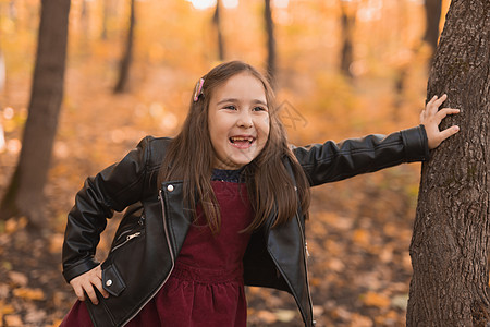 在公园或森林中行走的笑笑儿童秋季情感肖像图片