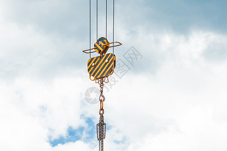 高架重型设备起重装置 用吊钩和链子对着天顶的塔起起重机制造业工程技术植物绞盘安全重量滑轮仓库力量图片