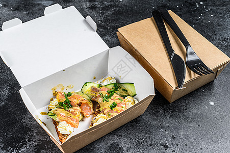 带三明治早餐的送食品纸盒 黑色背景 最顶端视图服务盒子蔬菜商业午餐沙拉小吃塑料饭盒送货图片