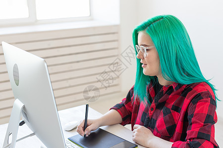 插画家 平面设计师 动画师和艺术家概念  拥有美丽绿色头发和眼镜的创作女性在笔记本电脑上绘图商务自由职业者创造者工作配件阁楼喜悦图片