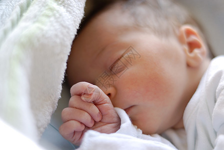 睡在寄宿医院床上的新生儿女婴医疗白色婴儿童年女孩医院皮肤毯子孩子母性图片