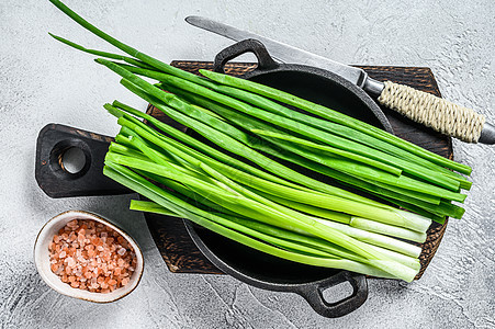 原始绿色洋葱 白背景 顶部视图草本植物食物烹饪砧板蔬菜叶子桌子沙拉木板韭菜图片