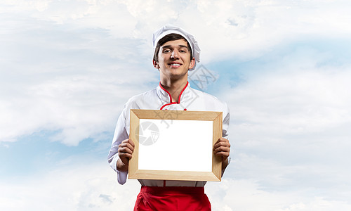 持有空白白板的年轻男厨师餐厅推介会首席美食男性围裙广告餐饮服务天空图片