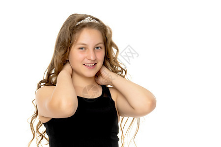 一个长头发的女学生孩子工作室乐趣头发微笑理发师金发女性女儿发型图片