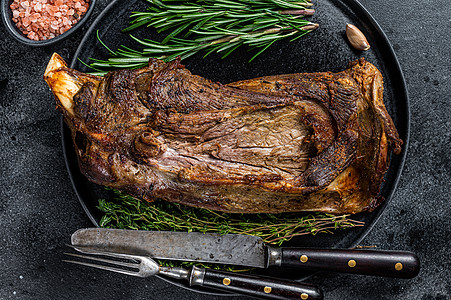 烤羊羔羊肩肉 用刀和叉子放在盘子上 黑色背景食物羊肉迷迭香鱼片百里香烧烤午餐烤箱美食乡村图片