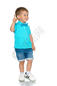 小男孩的手指在指着一个小男孩男性乐趣微笑喜悦青年幸福男生手势童年快乐图片