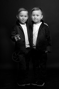 两个穿黑西装的漂亮男孩学生男性友谊夹克乐趣幸福快乐衣服套装男孩们图片