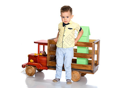 有个小男孩在玩玩具车机器运输卡车快乐踏板车辆赛车扳手事故车库图片