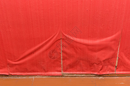 旧的红色墙纸从墙上剥落 剥旧纸 墙纸修复 重建和重新粘合的需要装修装饰客厅顺序工作材料房子装潢师损害建筑图片