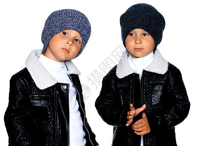 两个穿黑夹克和帽子的小男孩家庭衣服夫妻童年男生公园工作室套装孩子男孩们图片