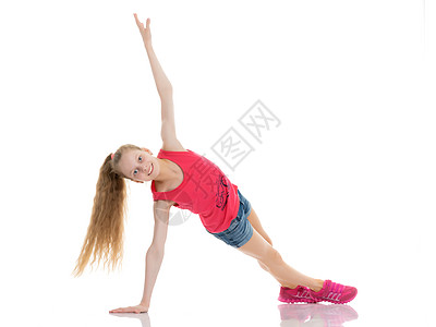 体操运动员在地板上表演一种杂技元素闲暇工作室孩子平衡身体运动舞蹈童年有氧运动健身房图片