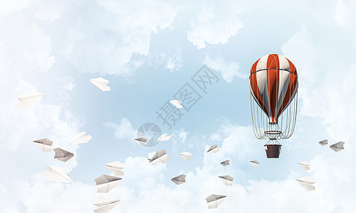 空中飞动热气球图片