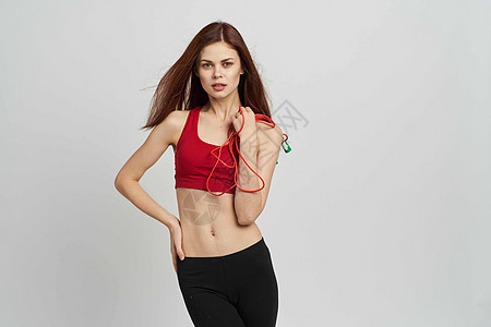 漂亮女人运动器材训练孤立背景肌肉女性白色黑色女孩运动员身体健身房衣服工作室图片