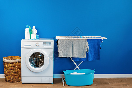 靠近墙壁的洗衣房内部配有洗衣机和干衣机洗涤家政植物服务烘干机房间厨房加载家务垫圈图片