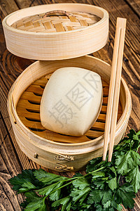 传统竹船中的中国蒸汽包子 木质背景 最佳视图美食烹饪午餐白色蔬菜面包猪肉食物小吃汽船图片