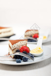 甜点加浆果和奶油蛋糕糕点巧克力食物可可图层美食小吃粉末咖啡图片