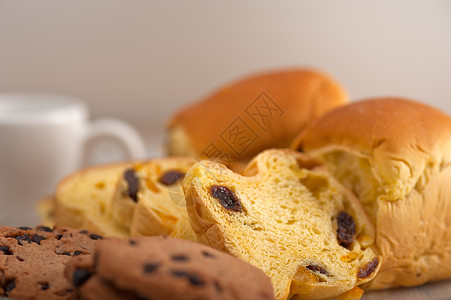 甜食面包和饼干的选择甜点午餐脆皮糕点营养面包面团小麦桌子早餐图片