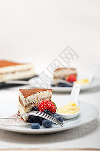 甜点加浆果和奶油粉末可可美食小吃宏观盘子糕点水果咖啡蛋糕图片