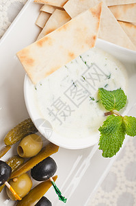 希腊语 Tzatziki 酸奶酱和皮塔面包黄瓜奶制品香料小吃午餐奶油面包营养草本植物薄荷图片