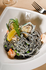 海鲜黑意大利面香料海鲜贝类牡蛎蔬菜用餐面条盘子草药饮食图片