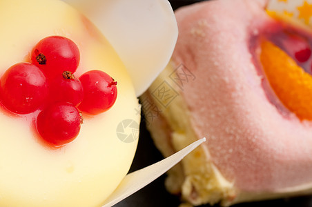新鲜莓水果蛋糕美食巧克力脆皮水果奶油餐厅蛋糕小吃面包盘子图片