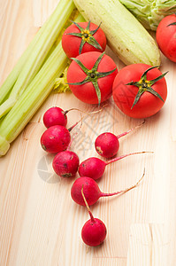 新鲜的红菜和蔬菜园艺沙拉食物植物萝卜小吃芹菜宏观花园香料图片