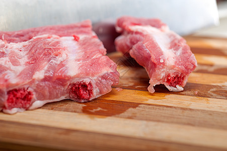 切新鲜猪肉肋排食物白色食谱美食市场绿色杂货店肋骨红色工作室图片