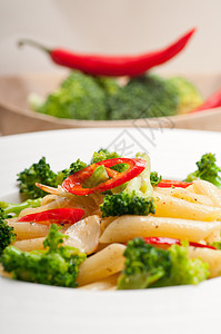 意大利面条加花椰菜和辣椒辣椒饮食草药盘子香料传统午餐食物胡椒桌子美食图片