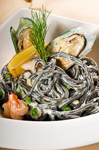 海鲜黑意大利面饮食贝类香菜盘子面条香料食物牡蛎蔬菜用餐图片