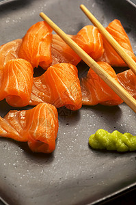 鲑鱼寿司黑色美食盘子餐厅庆典美味绿色筷子鱼片午餐图片