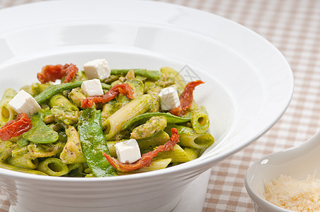 意大利面食 西红柿和烤肉叶子胡椒午餐香料传统营养辣椒蔬菜食物餐巾图片