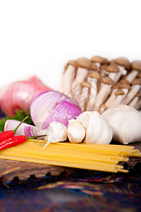 意大利意大利面食和蘑菇酱配料香菜美食午餐食物面条营养养分厨房盘子餐厅图片