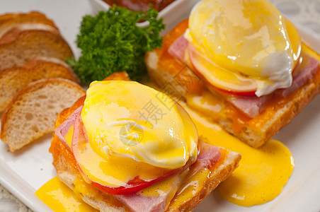 用番茄和火腿烤面包上的鸡蛋配料宏观英语蛋黄脆皮水煮午餐果汁韭菜黄油图片