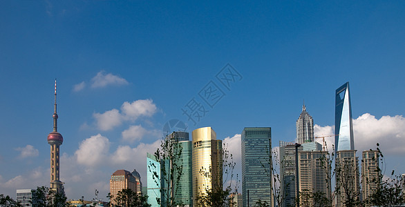 从 puxi 的上海布东风景摩天大楼中心蓝色景观天空经贸场景旅行地标办公室背景图片