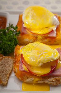 用番茄和火腿烤面包上的鸡蛋面包脆皮盘子果汁宏观早餐火腿奶制品蛋黄水煮图片