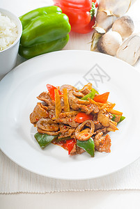 中国牛肉蔬菜和牛肉白色竹子油炸盘子胡椒午餐红色美食绿色营养图片