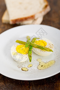 和蛋蛋黄乡村早餐蔬菜美食摄影煮沸沙拉盘子木头图片