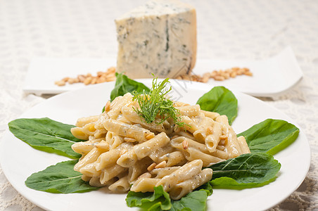 意大利通心粉戈贡佐拉和松子干酪羊乳食物蔬菜产品美食午餐盘子蓝色硬粒图片