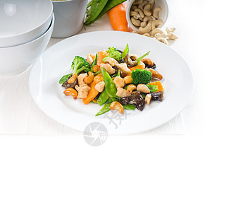 鸡肉和蔬菜食物绿色红色白色健康盘子胡椒油炸洋葱腰果图片