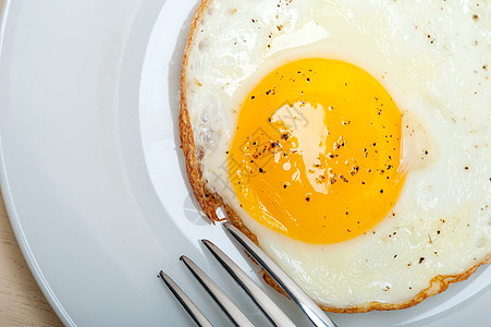 鸡蛋阳光明亮的一面向上蛋黄黄色油炸早餐晴天白色图片