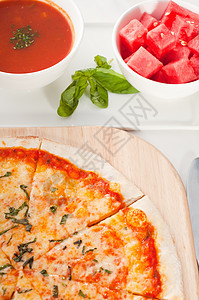 意大利原薄皮比萨西瓜营养脆皮白色蔬菜红色圆形食物小吃美食图片