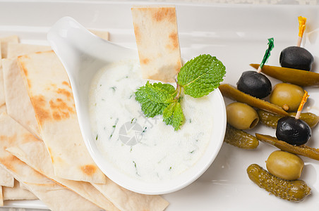 希腊语 Tzatziki 酸奶酱和皮塔面包蔬菜黄瓜营养美食饮食盘子奶制品香料小吃奶油图片